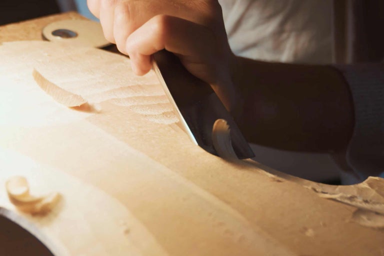 Hantverkare bearbetar trä med ett stämjärn