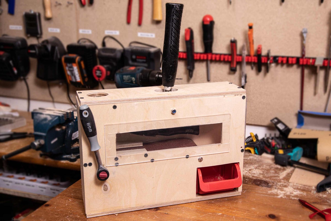 Arbetsbänk med verktyg och en slipanordning för trä