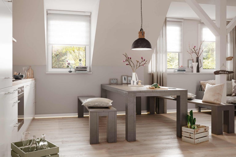 Matsal med matbord, bänkar, hänglampa och dekoration