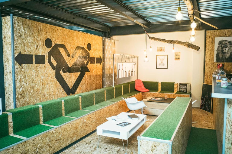 Interiör med sittplatser, bord och väggdekorationer i trä