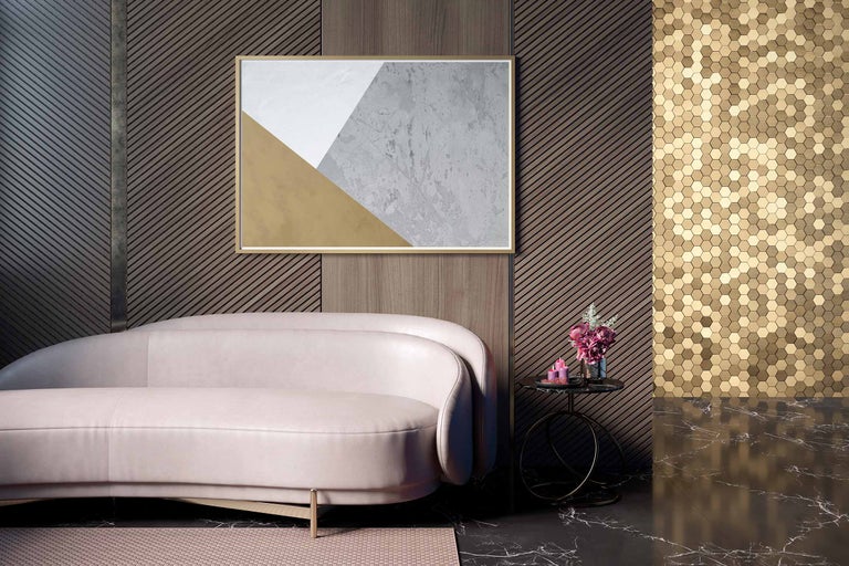 Vardagsrum med soffa, väggmålning och dekorativ väggbeklädnad för en stilfull inredning