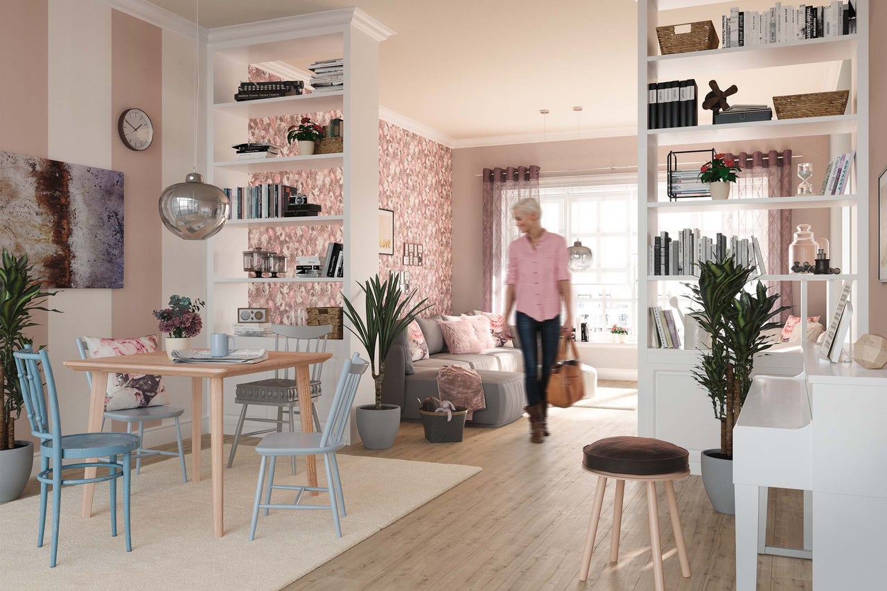 Ljust vardagsrum med matbord, bokhyllor och dekorativ väggdesign