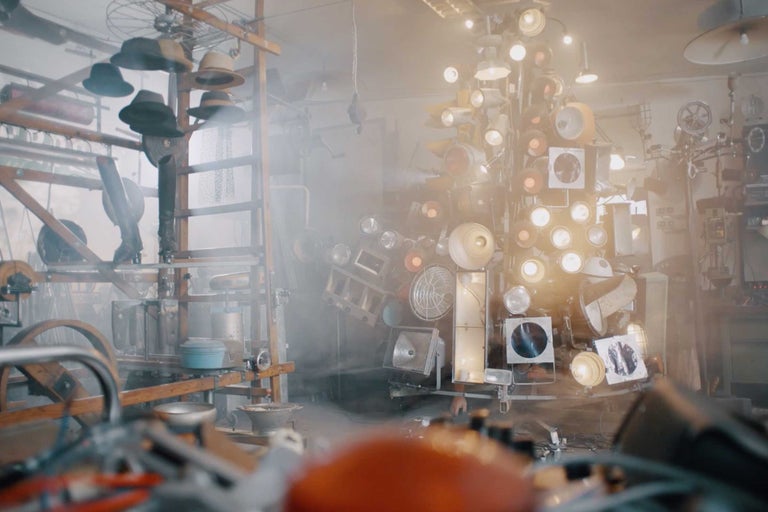 Verkstad med belysning i form av en julgran och diverse verktyg