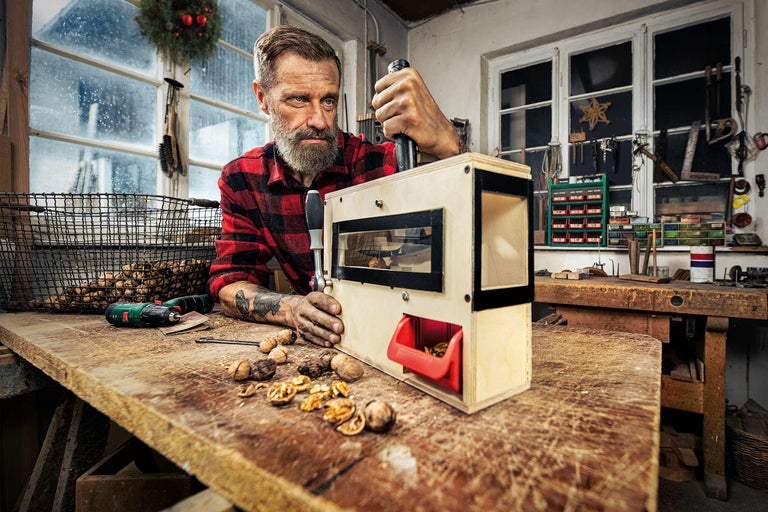 Man använder nötknäckare i verkstad.