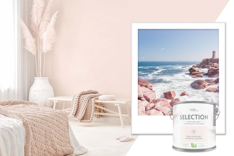 Ljust vardagsrum med Style Color Selection väggfärg, havsbild och dekoration