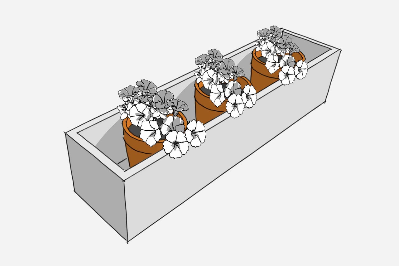 Rektangulär blomlåda med tre blommor i terrakottakrukor