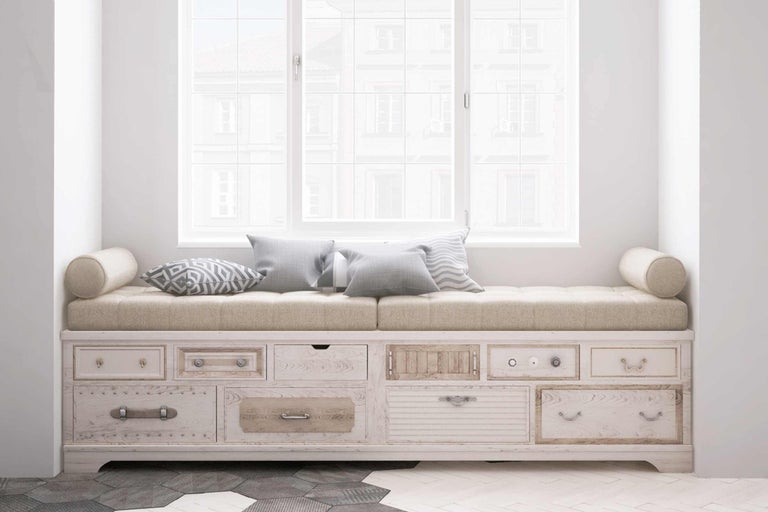 Fönsterbänk med förvaring, sittdyna och kuddar