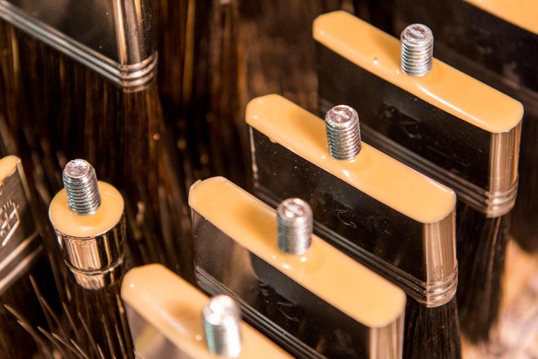 Flera lackpenslar med plasthandtag och borst