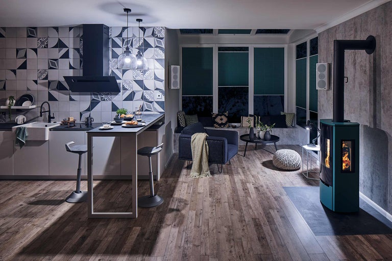 Vardagsrum med pentry, sittgrupp, öppen spis och trägolv