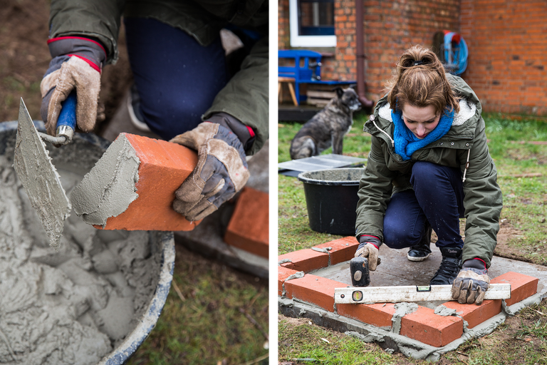 En person bearbetar tegelstenar med murbruk och en murslev för ett byggprojekt utomhus.