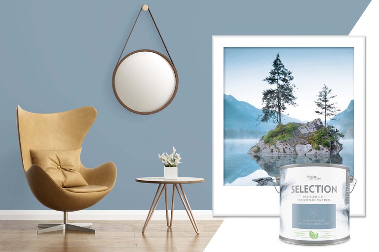 Vardagsrumsscen med fåtölj, bord med blomvas, spegel, inramad bild och burk med väggfärg