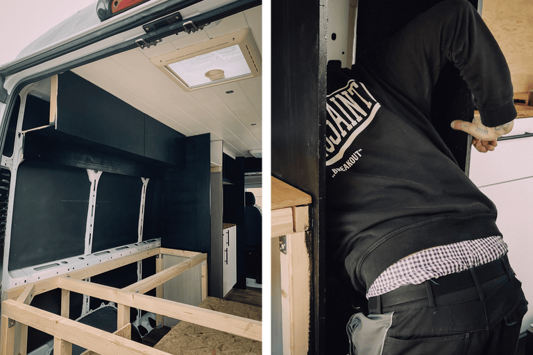 Interiör av en skåpbil med träkonstruktion, väggbeklädnad och taklucka