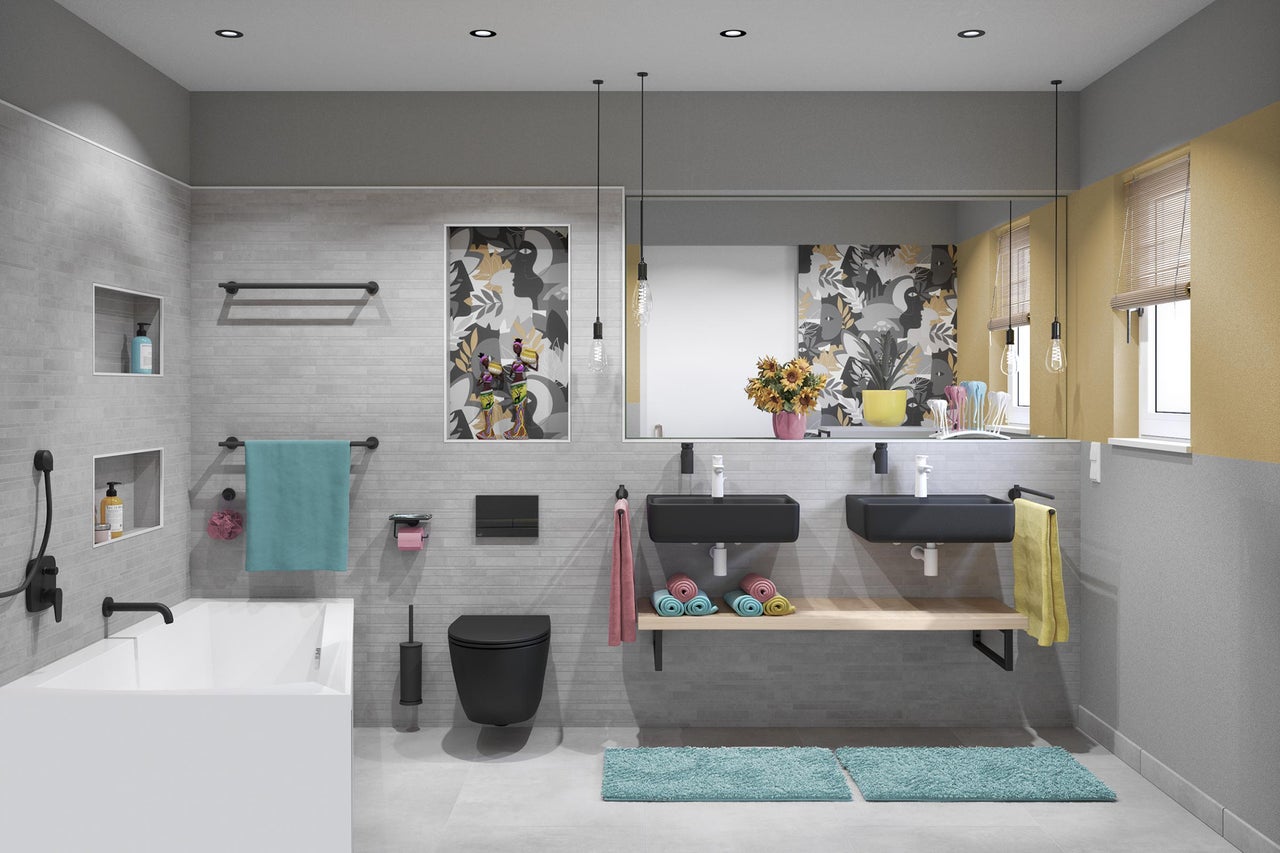 Ljust badrum med badkar, tvättställ och toalett