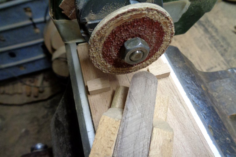 Träbearbetning med slipmaskin och slipskiva