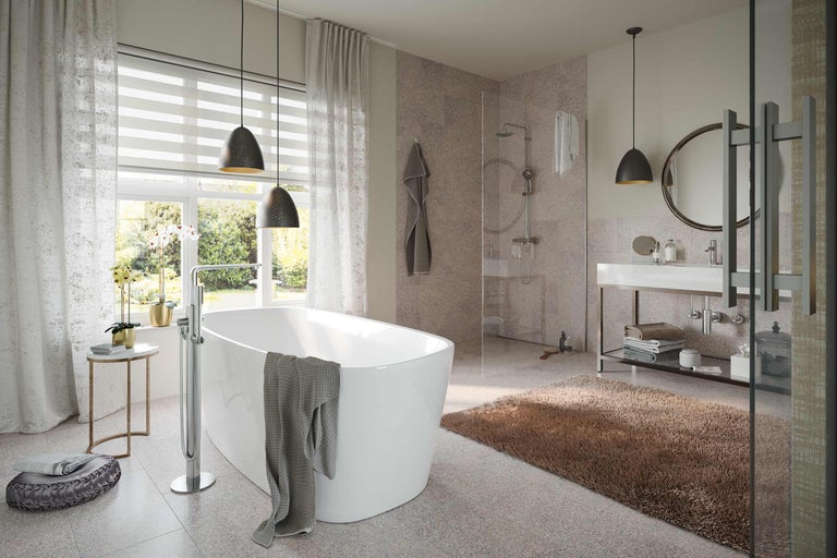 Badrum med badkar, dusch, handfat och tillbehör för en avkopplande atmosfär