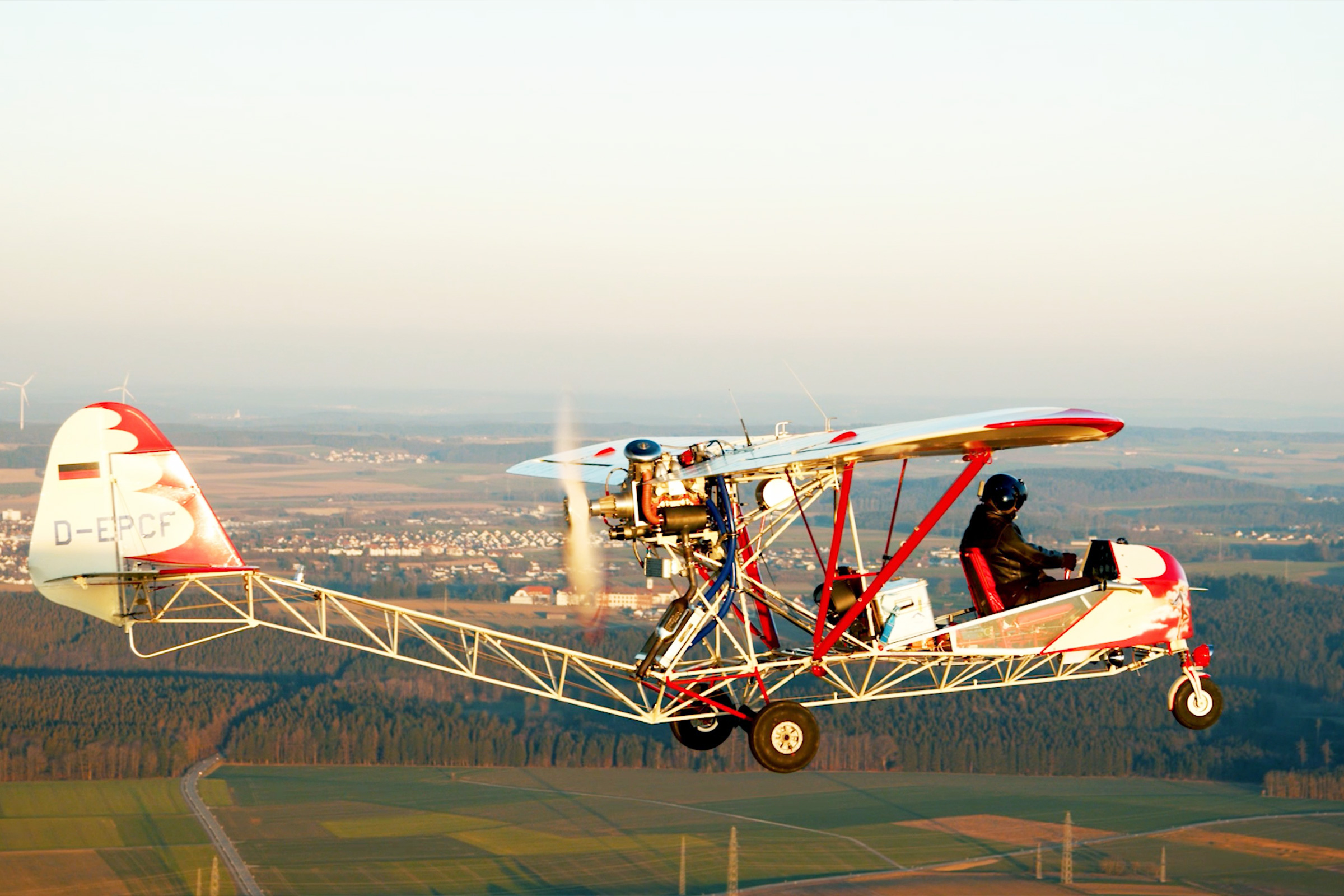 Ultralätt flygplan i flygning med pilot