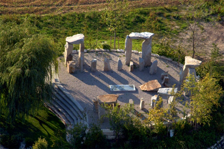 Landskapsarkitektur med stenelement i en trädgård
