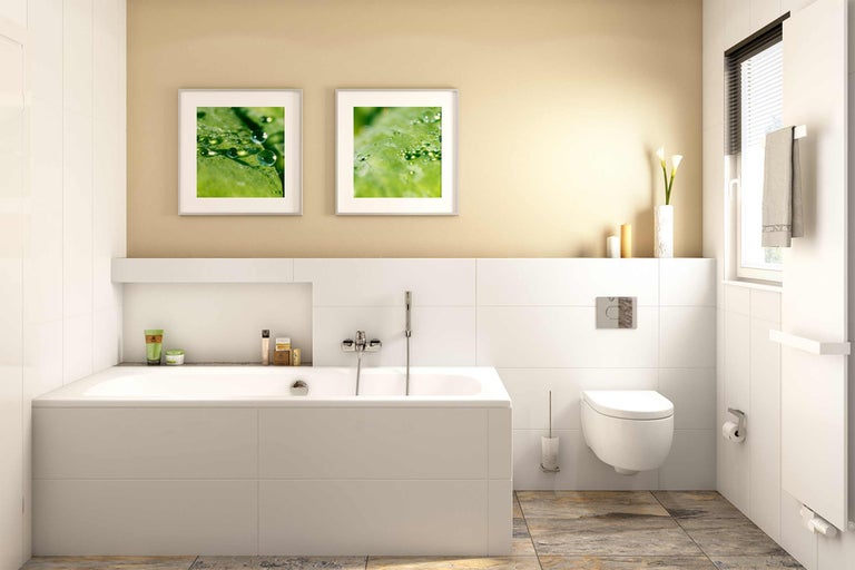 Ljust badrum med badkar, toalett och dekoration