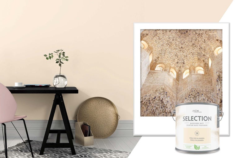 Scen med StyleColor Selection väggfärg matt Alhambra pärla, färgburk och hemtillbehör.