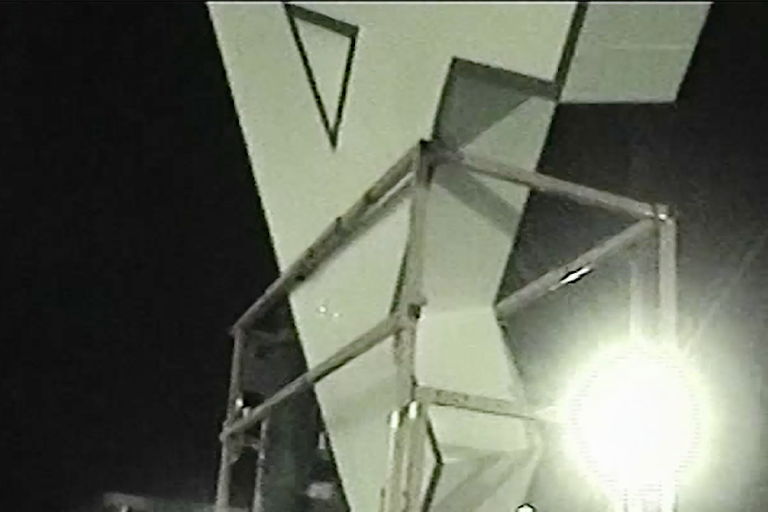 Lysande reklamtorn med 'V' form.