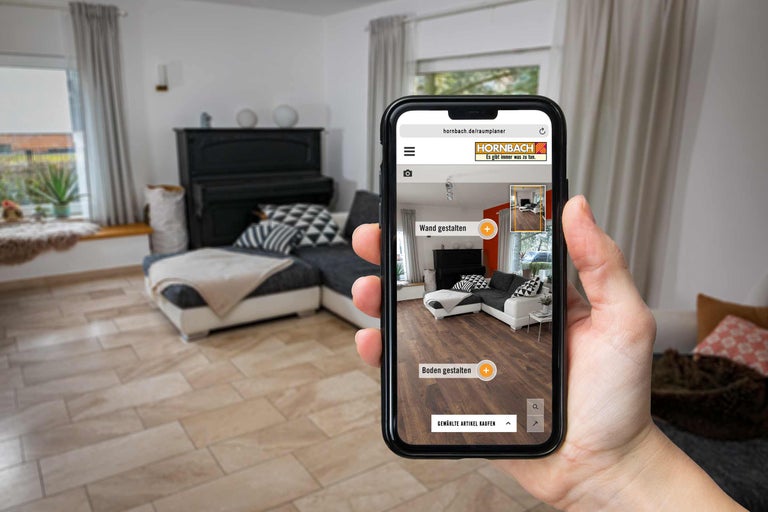 Inredningsplanering med Hornbach-appen i ett vardagsrum med soffa och piano
