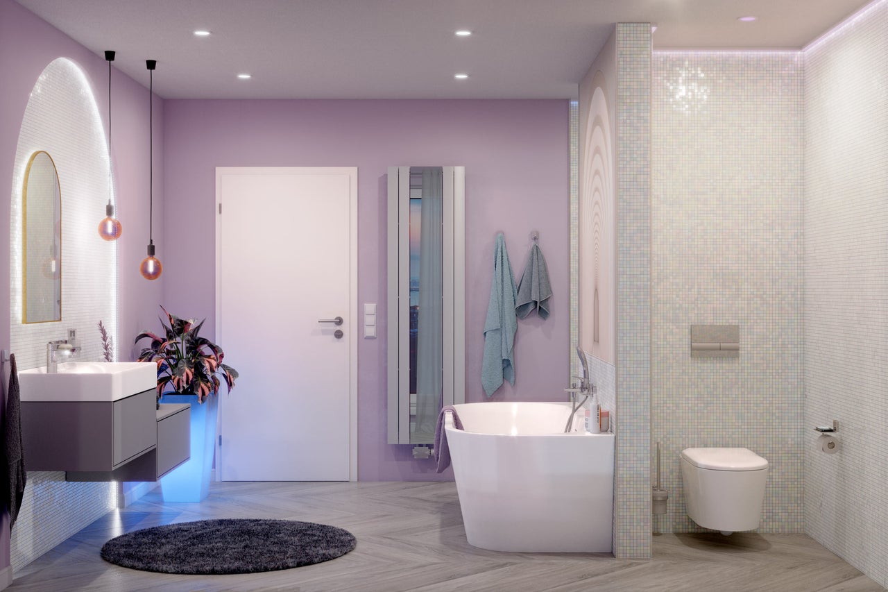 Ljust badrum med badkar, tvättställsskåp och mosaikplattor