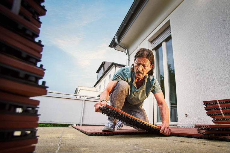 Läggning av skifferplattor på en grusbädd