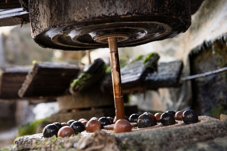 Närbild av ett vattenhjul och stenar