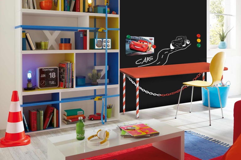 Dekorerat barnrum med hylla, bord och griffeltavla