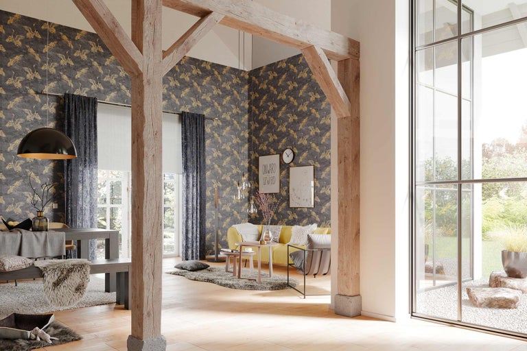 Vardagsrum med träbjälkar, soffa och matbord