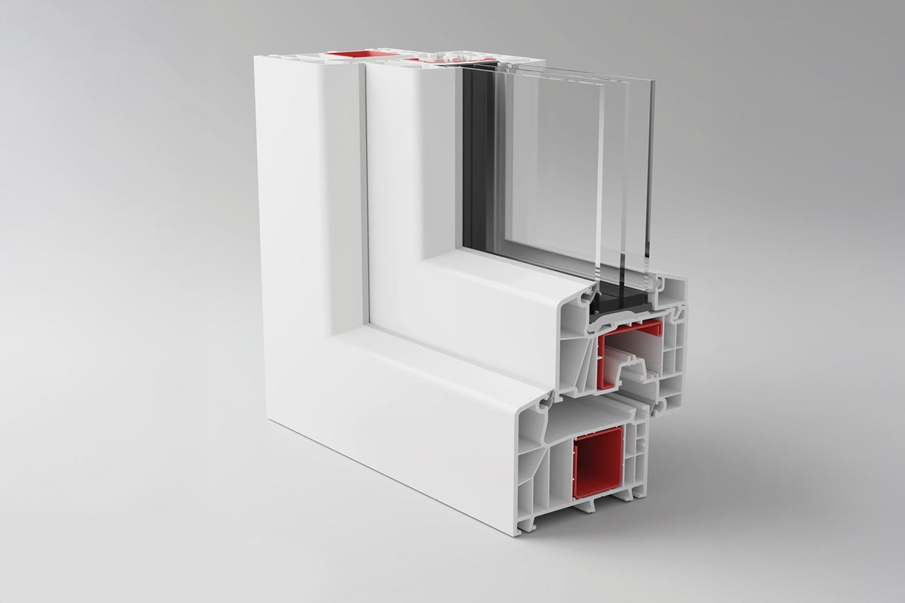 Tvärsnitt av en fönsterkarm i plast med trippelglas