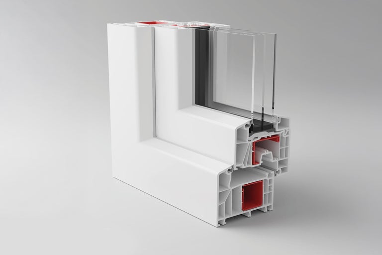 Tvärsnitt av en fönsterkarm i plast med trippelglas