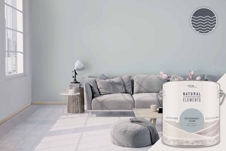 Ljust vardagsrum med soffa och en hink StyleColor Natural Elements lerfärg Gelassenheit Calme.