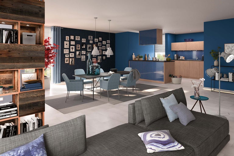 Vardagsrum med soffa, matbord med stolar och hyllor