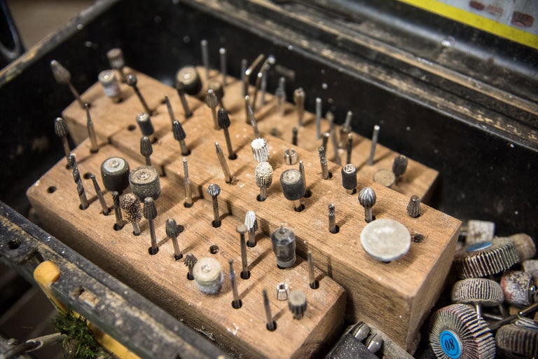 En sortimentslåda med diverse slip-, poler- och fräsverktyg.