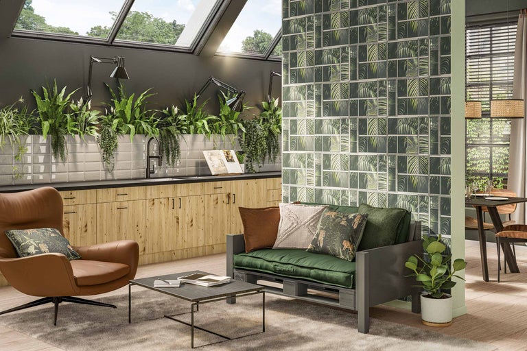Vardagsrum med möbler i naturlig design, inklusive en soffa gjord av pallar, en fåtölj och ett matbord.