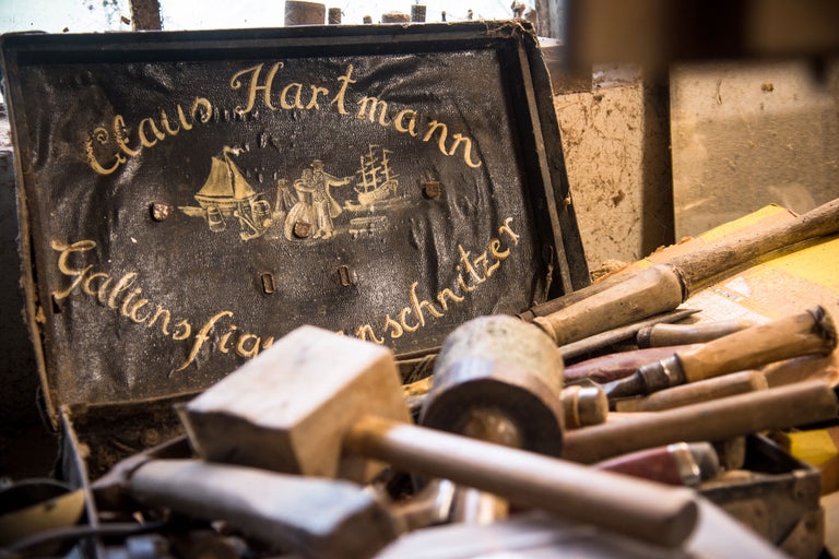 Verktygslåda med inskriptionen Claus Hartmann Galionsfigurenschnitzer och diverse verktyg