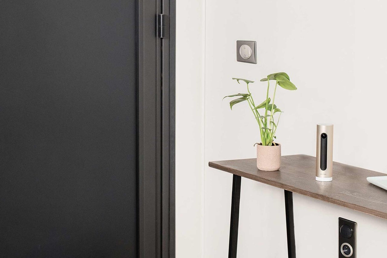 Interiör med bord, krukväxt och Netatmo väderstation
