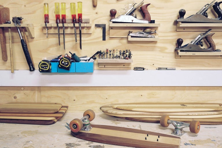 Arbetsbänk med träverktyg och skateboards