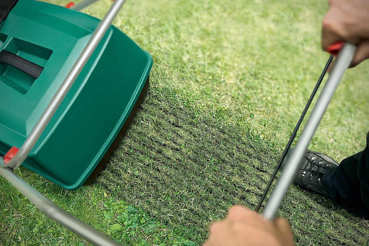 Trädgårdsredskap för gräsmatteskötsel som används på en gräsmatta.