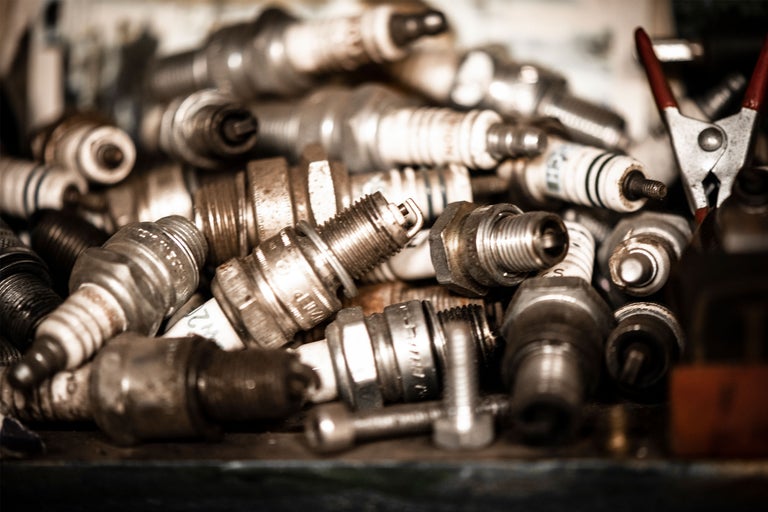 Vy av en samling tändstift och tänger