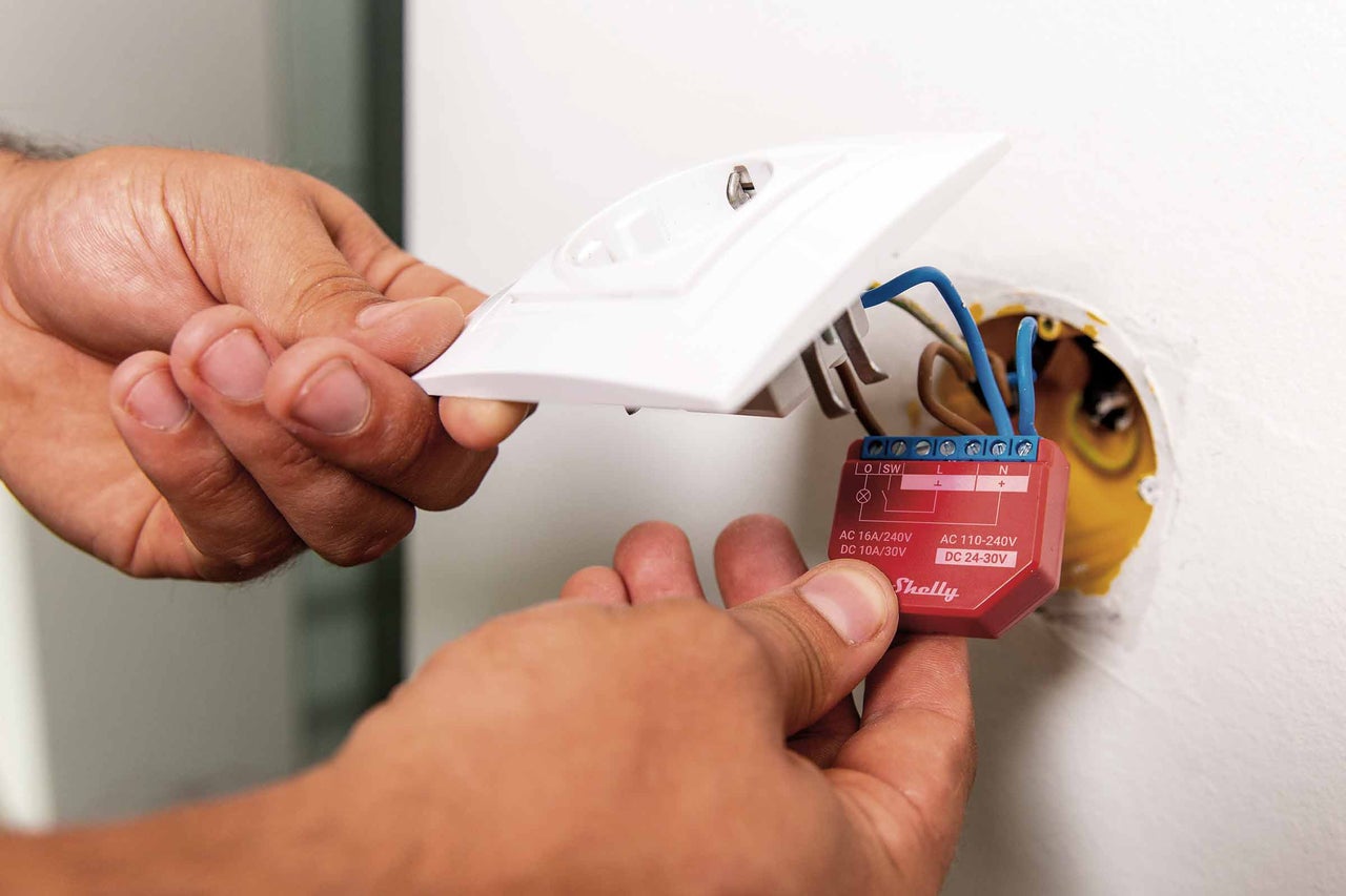 Installation av ett Shelly Smart Home relä bakom ett eluttag