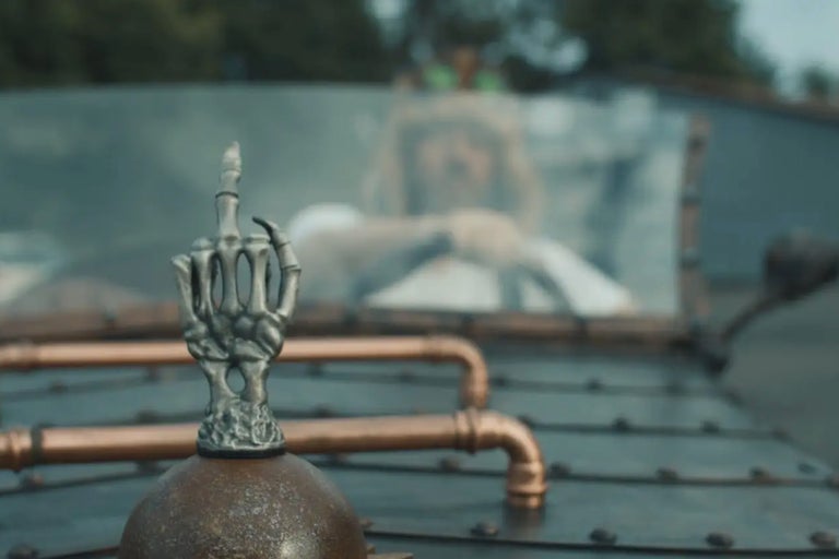 Dekorativt skelett handprydnad på ett fordon