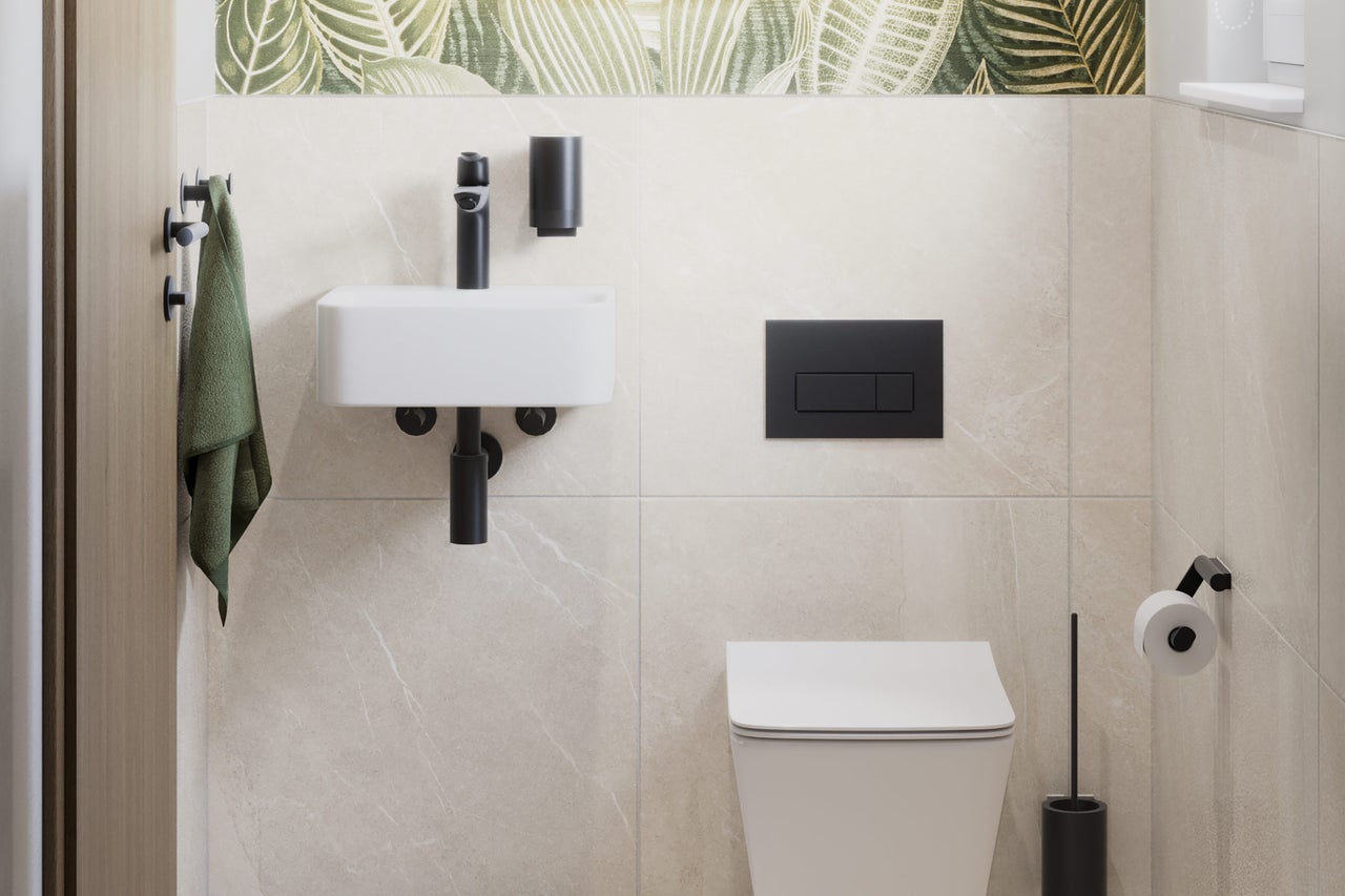 Modern gästtoalett med vägghängd toalett, litet tvättställ, svarta detaljer och beige kakel med marmorkänsla.