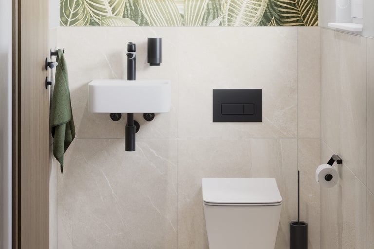 Modern gästtoalett med vägghängd toalett, litet tvättställ, svarta detaljer och beige kakel med marmorkänsla.