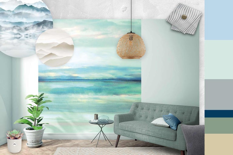 Ljust vardagsrum med soffa, bord, krukväxter, väggdekoration och färgprover