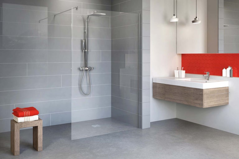 Ljust badrum med dusch, handfat och förvaringspall