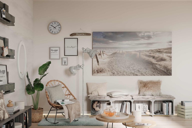 Vardagsrum med rottingfåtölj, golvlampa, väggklocka och dekorationer