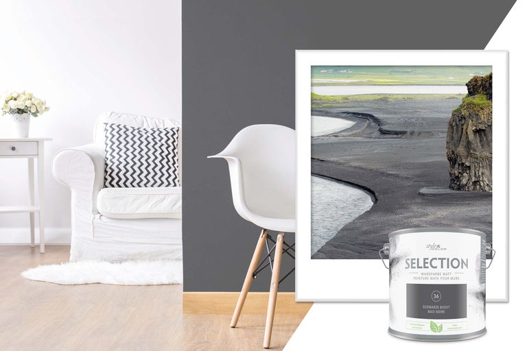 Vardagsrum med gra vägg, fåtölj, stol, inramad bild och burk Style Color Selection väggfärg svart