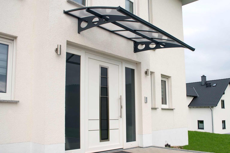 Entrédörr med tak över ett bostadshus